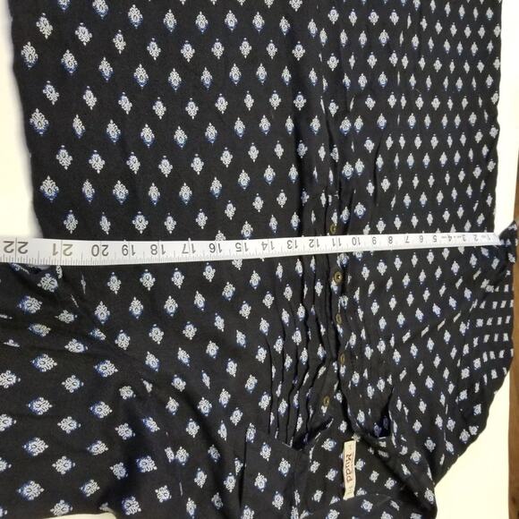 Mudd Blue White Pullover 1/2 Button Down Silky Feel Top EUC Size L - Picture 7 of 11